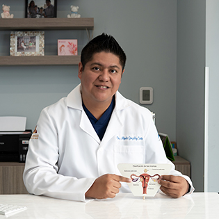Retrato de un médico en su consultorio