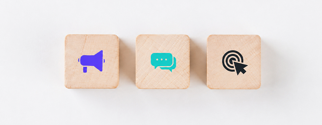 Bloques con símbolos de comunicación, conversación y estrategia